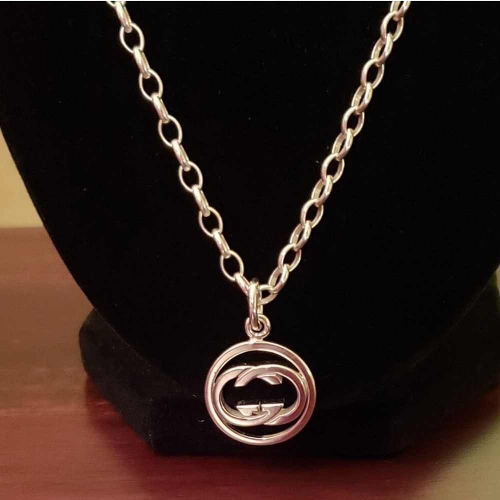 Silver Gucci Necklace. Comes with original box and bag. Perfect condition